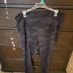 black camo lululemon leggings